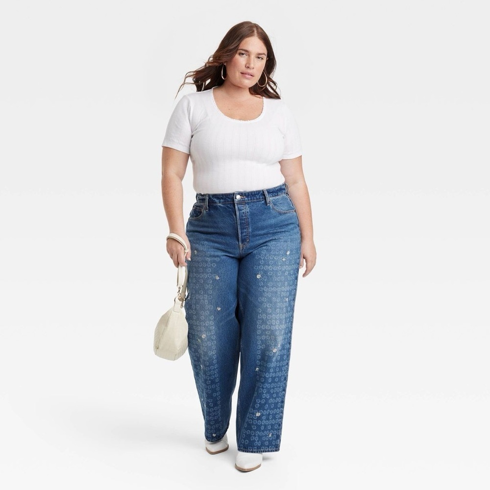 Universal Thread Mid-Rise Embroidered Daisy Baggy Jeans -Medium Wash. Size 17